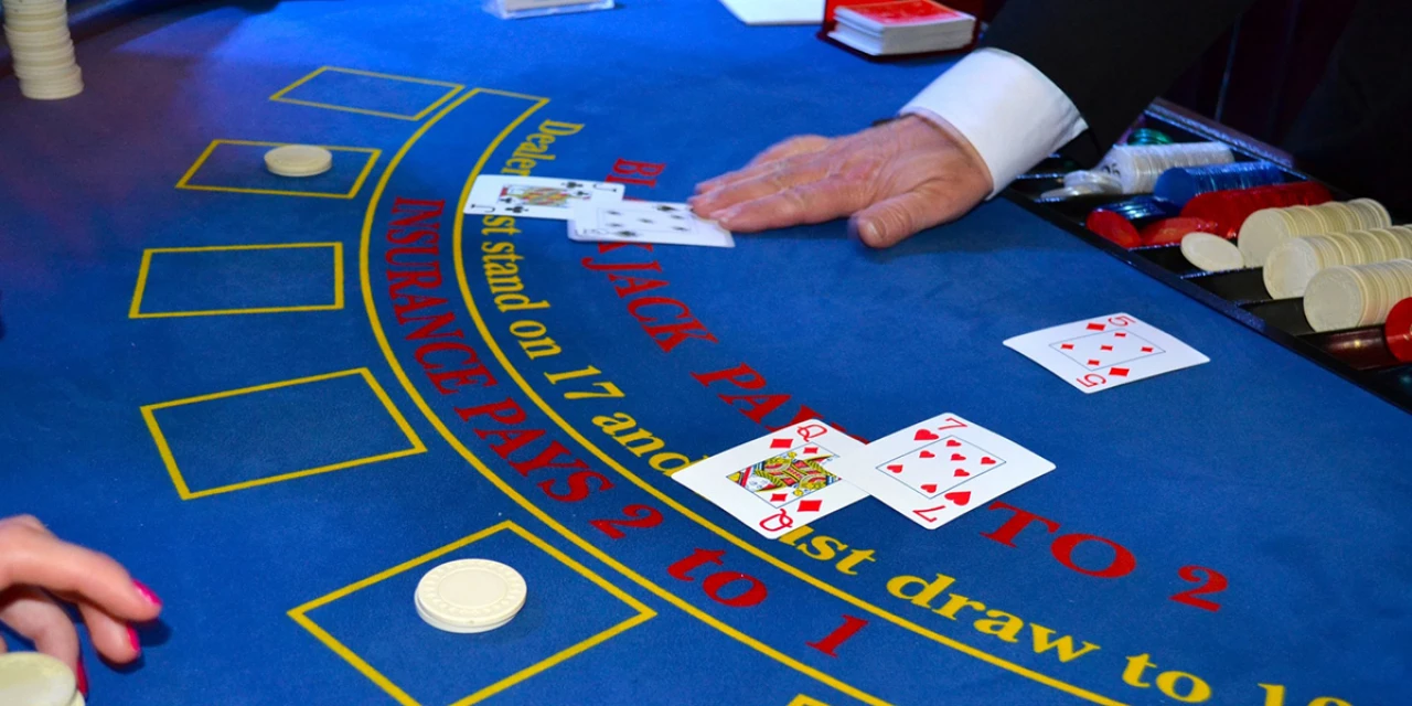 Come si gioca a Blackjack: regole e strategie per il gioco del 21