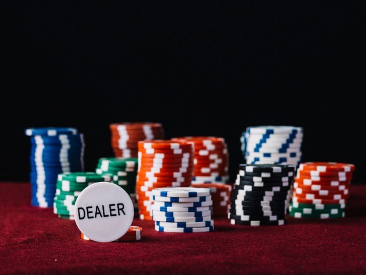 Chi è e cosa fa il dealer nel poker - -