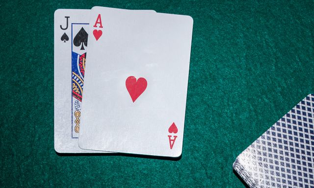 Beat the Dealer: Edward Thorp e la strategia infallibile per il Blackjack - -